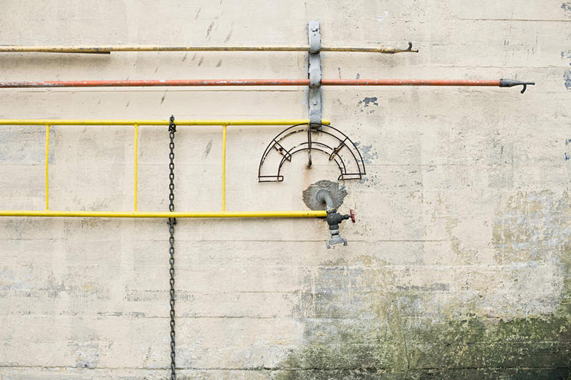 无人,工厂,攀登,横图,室外,白天,正面,水龙头,梯子,阶梯,木梯,墙,开关,墙壁,墙面,打开,爬,上升,阀门,开启,登高,水咀,攀爬,彩图,工地,制造厂