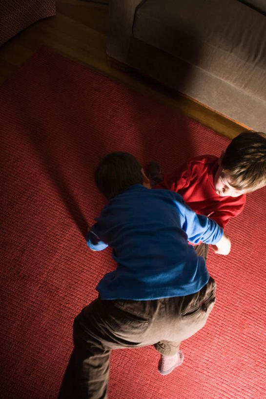 西方人,儿童,两个人,家庭,站,坐,竖图,俯视,室内,白天,纯洁,地毯,欧洲,欧洲人,弯腰,阴影,服装,装饰,编织,反射,影子,手工艺品,织物,注视,休闲装,小孩,衣服,红色,蓝色,工艺品,观察,看,站着,休闲,温暖,温馨,一家人,休闲服,可爱,童年,童趣,打闹,服饰,观看,华丽,修饰,点缀,和睦,察看,关注,童真,烂漫,无邪,弯身,衬托,美观,雅致,雅观,天真,男孩,男人,男性,白种人,站立,坐着,半身,彩图,高角度拍摄,融洽,男生