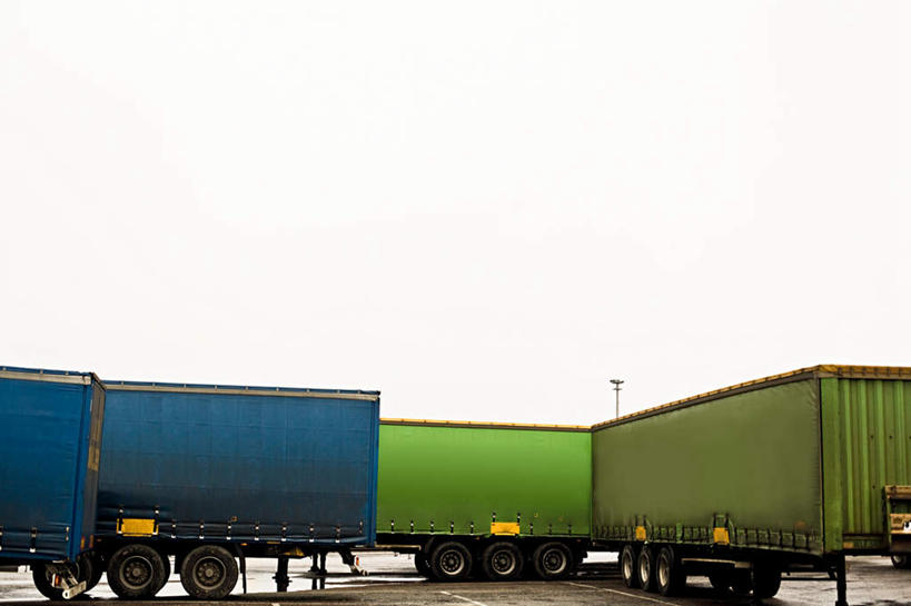 无人,工厂,横图,室外,白天,仰视,卡车,一排,许多,整齐,云,云朵,集装箱,很多,云彩,仓库,排列,蓝色,绿色,白云,蓝天,天空,天,集装箱车,晴朗,货车,队列,货运车,晴空,载重汽车,彩图,低角度拍摄,工地,制造厂