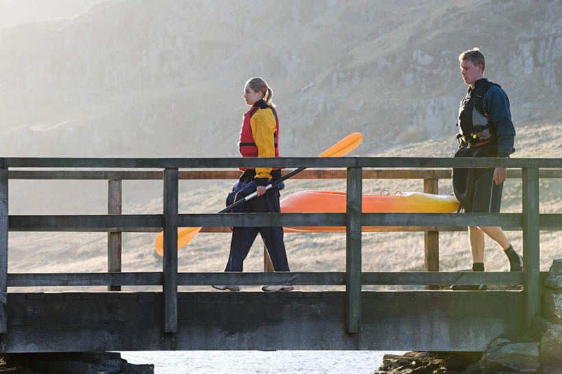 西方人,两个人,走,横图,室外,白天,侧面,运动服,爱情,山,山脉,船,英国,欧洲,欧洲人,一辆,握,阴影,服装,光线,船桨,救生衣,木板,影子,山峰,桥,木桥,山峦,浪漫,注视,栈桥,一个,衣服,阳光,交通工具,群山,观察,看,温暖,温馨,恩爱,握着,恋人,服饰,充气船,单个,观看,人行桥,木板桥,和睦,察看,衣着,西欧,穿着,关注,载具,大不列颠,威尔士,大不列颠及北爱尔兰联合王国,大不列颠联合王国,日不落英帝国,衣饰,威尔士公国,浮水衣,斯诺登山,男人,男性,年轻男性,年轻女性,女人,女性,白种人,情侣,步行,散步,走路,彩图,全身,伴侣,融洽,运动装