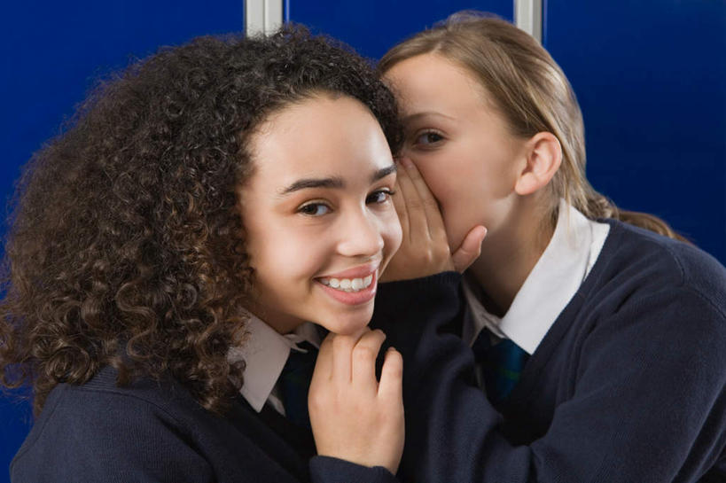 西方人,儿童,脸,头,脸颊,头发,两个人,站,笑,微笑,露齿笑,横图,室内,特写,白天,正面,衬衫,制服,纯洁,欧洲,欧洲人,服装,领带,注视,肩膀,小孩,黑色,观察,看,站着,校服,可爱,童年,童趣,观看,察看,关注,私语,密语,耳语,童真,烂漫,无邪,学生服,天真,女孩,女人,女性,白种人,头部,长发,卷发,脸部,脸蛋,面部,站立,半身,彩图,衬衣,女生