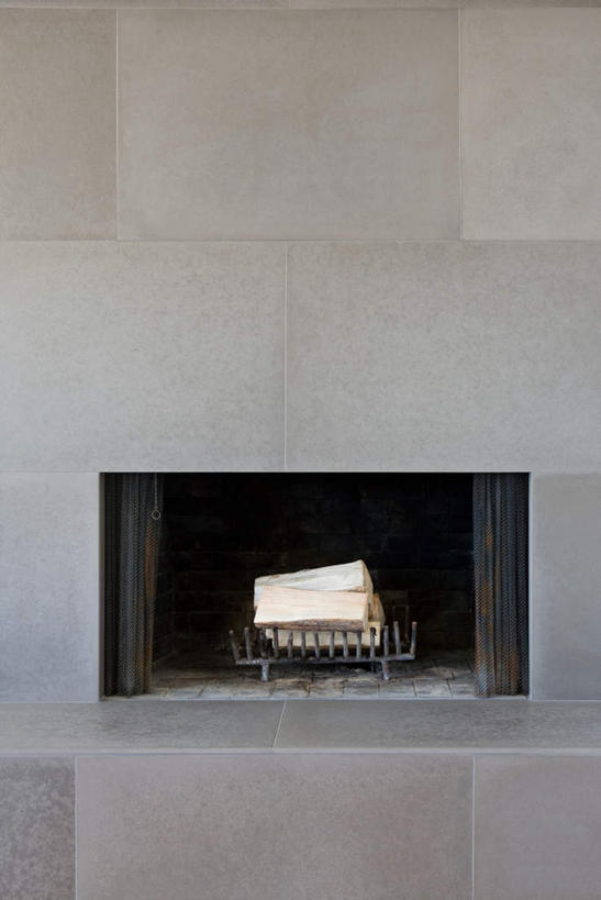 无人,客厅,竖图,室内,白天,正面,壁炉,静物,书籍,一本,墙,墙壁,墙面,白色,起居室,客堂,书,图书,彩图