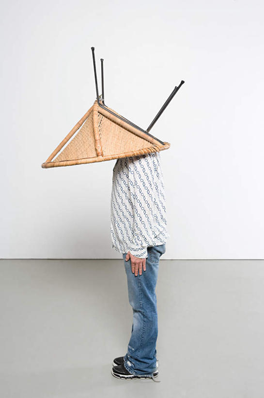 西方人,一个人,站,竖图,室内,白天,白色背景,侧面,帽子,欧洲,欧洲人,仅一个男性,仅一个人,仅一个中年男性,躲藏,表演,服装,墙,休闲装,墙壁,墙面,扮演,衣服,白色,站着,休闲,休闲服,艺术家,摄影,服饰,影棚,隐蔽,演出,隐藏,埋没,潜藏,暗藏,男人,男性,中年男性,白种人,站立,彩图,全身,影棚拍摄,拍摄