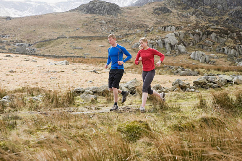 西方人,两个人,跑,横图,室外,白天,正面,运动服,爱情,锻炼,旅游,度假,运动,石头,山,山脉,植物,英国,欧洲,欧洲人,服装,枯萎,石子,山峰,枯草,山峦,浪漫,注视,娱乐,草,衣服,黄色,红色,蓝色,群山,观察,看,享受,休闲,温暖,温馨,恩爱,放松,恋人,服饰,观看,和睦,察看,衣着,西欧,穿着,关注,室外运动,大不列颠,威尔士,户外运动,大不列颠及北爱尔兰联合王国,大不列颠联合王国,日不落英帝国,衣饰,威尔士公国,斯诺登山,男人,男性,年轻男性,年轻女性,女人,女性,白种人,情侣,石块,岩石,跑步,彩图,全身,健身,伴侣,融洽,运动装