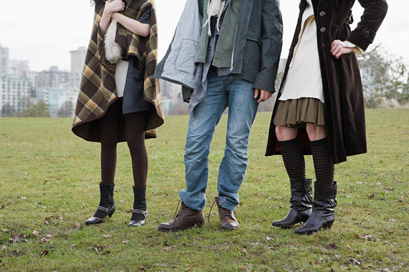 西方人,三个人,伙伴,朋友,站,横图,室外,白天,正面,裙子,友谊,草地,草坪,植物,鞋子,欧洲,加拿大,欧洲人,阴影,裤子,光线,影子,牛仔裤,靴子,手叉腰,草,树,树木,绿色,阳光,自然,叉腰,站着,短裙,生长,成长,半身裙,百褶裙,北美,北美洲,美洲,牛仔靴,北亚美利加洲,亚美利加洲,卑诗省,不列颠哥伦比亚,不列颠哥伦比亚省,温哥华,友情,男人,男性,年轻男性,年轻女性,女人,女性,白种人,站立,半身,彩图