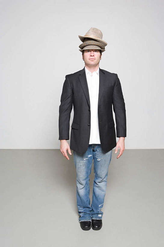 西方人,一个人,站,竖图,室内,白天,白色背景,正面,衬衫,戏服,西装,游戏,帽子,欧洲,欧洲人,仅一个男性,仅一个人,一堆,表演,堆叠,堆积,套装,裤子,正装,领带,玩,注视,牛仔裤,职业装,娱乐,仅一个年轻男性,遮阳帽,观察,看,站着,休闲,摄影,影棚,观看,活动,堆,察看,发泄,关注,消遣,智力,角色扮演,宣泄,演戏,男人,男性,年轻男性,白种人,玩耍,嬉戏,站立,彩图,全身,影棚拍摄,衬衣,拍摄