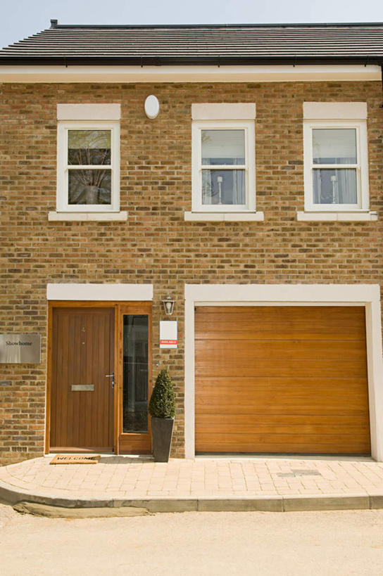 无人,家,竖图,室外,白天,正面,窗户,门,道路,路,房屋,墙,屋子,公寓,小路,交通,洋房,楼房,玻璃窗,墙壁,墙面,住宅,蓝色,蓝天,天空,门框,天,晴朗,出售,万里无云,出卖,发售,晴空,晴空万里,彩图,房子