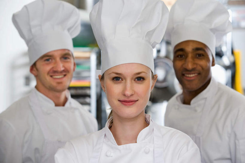 西方人,三个人,伙伴,朋友,厨师,站,笑,微笑,露齿笑,横图,室内,白天,正面,工作服,制服,友谊,合作,团队,帽子,欧洲,非洲,黑人,欧洲人,阴影,光线,影子,墙,灯光,注视,墙壁,墙面,观察,看,站着,战略,观看,察看,关注,厨师帽,联合,合谋,三顶,工作制服,配合,协作,男人,男性,年轻男性,年轻女性,中年男性,白种人,非洲人,厨师长,厨子,大厨,主厨,站立,半身,彩图,工作套服