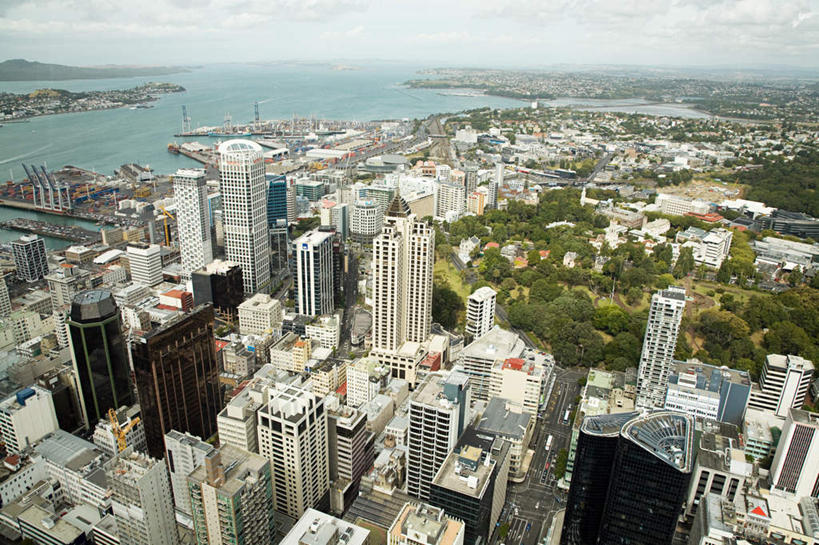 无人,高楼大厦,横图,全景,俯视,航拍,室外,白天,仰视,度假,海浪,海洋,美景,树林,天际线,植物,城市风光,城市,大厦,建筑,摩天大楼,新西兰,许多,景观,浪花,水平线,辽阔,海平线,娱乐,树,树木,排列,蓝色,绿色,蓝天,天空,自然,海水,天,享受,休闲,广阔,景色,放松,生长,晴朗,成长,一望无际,鸟瞰,大洋洲,海景,万里无云,奥克兰,纽西兰,摆列,长白云之乡,无边无际,一马平川,奥克兰区,奥克兰市,风帆之都,大海,风浪,海,海水的波动,近岸浪,涌浪,晴空,晴空万里,彩图,低角度拍摄,高角度拍摄,大楼,高层建筑,高楼,摩天楼,布列,分列,水天相接,水天一线