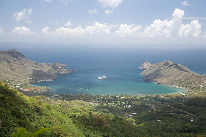 无人,横图,俯视,航拍,室外,白天,旅游,度假,草地,草坪,海浪,海洋,美景,山,山脉,植物,轮船,船,一艘,停靠,阴影,朦胧,模糊,光线,影子,景观,浪花,山峰,水平线,云,云朵,辽阔,海平线,山峦,云彩,娱乐,草,树,树木,蓝色,绿色,白云,蓝天,天空,阳光,自然,海水,交通工具,群山,天,享受,休闲,广阔,景色,放松,生长,晴朗,成长,一望无际,鸟瞰,停泊,自然风光,载具,大洋洲,海景,法属波利尼西亚,法属玻利尼西亚,马克萨斯群岛,无边无际,一马平川,大海,风浪,海,海水的波动,近岸浪,涌浪,晴空,彩图,高角度拍摄,水天相接,水天一线