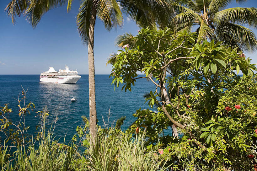 无人,横图,室外,白天,正面,旅游,度假,草地,草坪,海浪,海洋,美景,植物,轮船,船,一艘,停靠,阴影,光线,影子,景观,浪花,水平线,辽阔,海平线,娱乐,草,树,树木,蓝色,绿色,蓝天,天空,阳光,自然,海水,交通工具,天,享受,休闲,广阔,景色,放松,生长,晴朗,成长,一望无际,停泊,自然风光,载具,大洋洲,海景,法属波利尼西亚,万里无云,法属玻利尼西亚,马克萨斯群岛,无边无际,一马平川,大海,风浪,海,海水的波动,近岸浪,涌浪,晴空,晴空万里,彩图,水天相接,水天一线