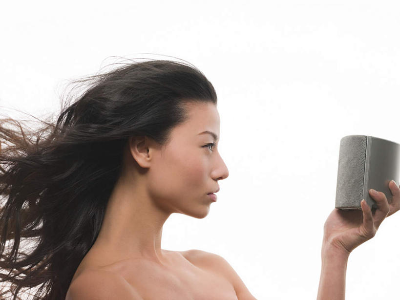 东方人,脸,头,脸颊,脖子,手,头发,一个人,横图,室内,特写,白天,白色背景,侧面,亚洲,仅一个年轻女性,仅一个女性,仅一个人,握,飘扬,器材,棕色,音箱,注视,黄种人,肩膀,一个,观察,看,手部,握着,摄影,影棚,单个,观看,飘逸,单手,察看,关注,飞扬,年轻女性,女人,女性,亚洲人,头部,长发,卷发,脖,颈,颈部,脸部,脸蛋,面部,半身,彩图,影棚拍摄,拍摄