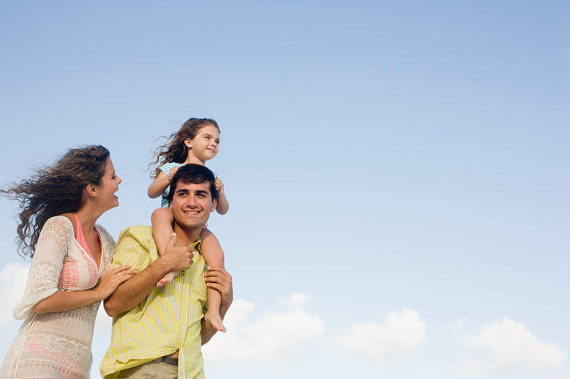 西方人,儿童,腿部,脚,脚趾,脚趾甲,腿,三个人,家庭,夫妻,母亲,父亲,女儿,坐,走,笑,微笑,露齿笑,横图,室内,白天,仰视,爱情,纯洁,欧洲,欧洲人,服装,朦胧,模糊,云,云朵,浪漫,云彩,扭头,注视,休闲装,光脚,小孩,骑,衣服,蓝色,白云,蓝天,天空,天,观察,看,扛,转头,休闲,温暖,温馨,父女,母女,三口之家,一家人,赤脚,休闲服,恩爱,父爱,可爱,母爱,童年,童趣,恋人,服饰,晴朗,观看,和睦,察看,关注,童真,烂漫,无邪,扛在肩上,骑在肩上,天真,男人,男性,年轻男性,年轻女性,女孩,女人,女性,白种人,孩子,年轻人,脚指甲,夫妇,情侣,晴空,步行,散步,走路,坐着,半身,彩图,低角度拍摄,伴侣,融洽,女生