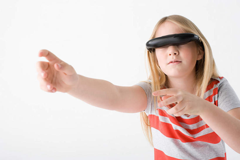 西方人,儿童,一个人,站,举,横图,室内,白天,白色背景,正面,纯洁,欧洲,欧洲人,仅一个女性,仅一个人,阴影,服装,反射,眼镜,影子,注视,休闲装,小孩,衣服,观察,看,托,站着,仅一个小孩,休闲,休闲服,可爱,童年,童趣,摄影,服饰,影棚,观看,察看,关注,童真,烂漫,无邪,3D眼镜,立体眼镜,天真,女孩,女人,女性,白种人,孩子,向上举,向上伸,向上托,站立,半身,彩图,影棚拍摄,拍摄,女生