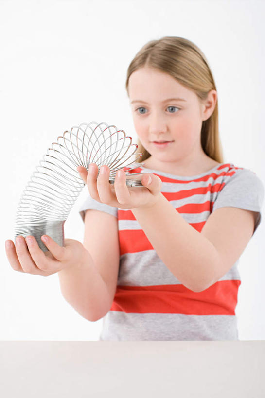 西方人,儿童,一个人,坐,捧,竖图,彩色,室内,白天,白色背景,正面,游戏,纯洁,桌子,玩具,欧洲,欧洲人,仅一个女性,仅一个人,阴影,服装,反射,螺旋,影子,圈,玩,注视,休闲装,娱乐,书桌,一个,小孩,衣服,课桌,观察,看,仅一个小孩,休闲,休闲服,可爱,童年,童趣,益智,拉伸,摄影,服饰,影棚,单个,观看,活动,察看,变形,发泄,关注,消遣,智力,童真,烂漫,无邪,彩虹圈,宣泄,伸缩,弹力,天真,女孩,女人,女性,白种人,孩子,端,端着,捧着,手捧,玩耍,嬉戏,坐着,半身,彩图,影棚拍摄,拍摄,女生