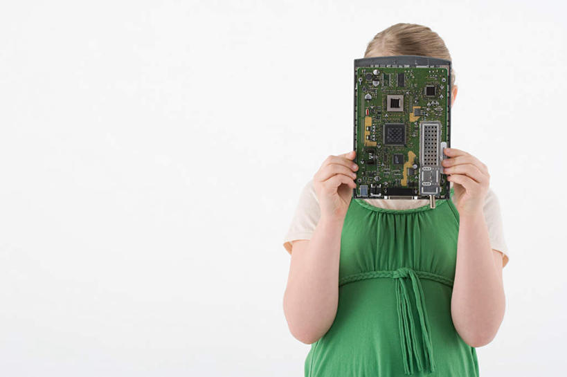 西方人,儿童,头发,一个人,站,举,横图,室内,白天,白色背景,正面,纯洁,电路,欧洲,欧洲人,仅一个女性,仅一个人,握,阴影,服装,反射,影子,棕色,拿,拿着,休闲装,小孩,衣服,绿色,托,站着,仅一个小孩,休闲,休闲服,可爱,童年,童趣,握着,遮,遮掩,摄影,服饰,影棚,芯片,掩盖,遮挡,电板,童真,烂漫,无邪,遮盖,掩饰,天真,女孩,女人,女性,白种人,孩子,长发,举起,举手,举着,向上举,向上伸,向上托,站立,半身,彩图,影棚拍摄,拍摄,女生