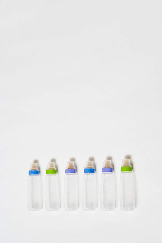 无人,竖图,室内,特写,白天,白色背景,正面,静物,一排,许多,整齐,奶瓶,很多,排列,瓶子,容器,摄影,影棚,奶嘴,婴儿用品,储藏,储存,队列,彩图,影棚拍摄,拍摄,贮存