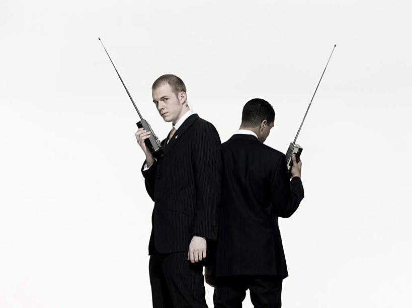 西方人,背部,两个人,警卫,站,说,横图,室内,白天,白色背景,正面,衬衫,西装,通讯,欧洲,欧洲人,握,套装,正装,领带,拿,移动,拿着,注视,职业装,通讯设备,观察,看,站着,握着,通信,摄影,影棚,观看,对讲机,察看,象征,庄重,关注,身份,保镖,正式,地位,交流,男人,男性,年轻男性,白种人,沟通,讲话,交谈,说话,谈话,通话,站立,半身,彩图,影棚拍摄,衬衣,拍摄