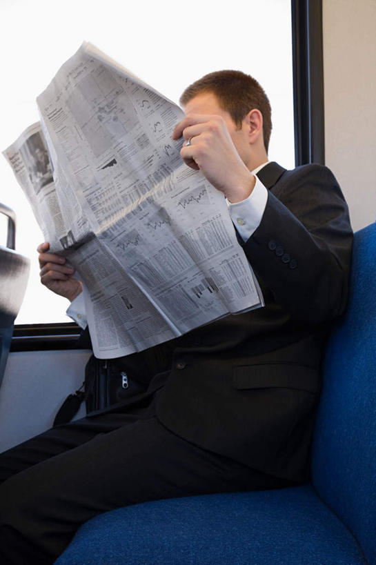 西方人,一个人,商务人士,商务男性,坐,竖图,室内,白天,侧面,衬衫,阅读,窗户,火车,报纸,欧洲,美国,欧洲人,仅一个男性,仅一个人,仅一个中年男性,握,学习,套装,拿,拿着,注视,玻璃窗,车,车窗,交通工具,观察,看,浏览,握着,观看,察看,北美,北美洲,犹他州,关注,载具,美洲,商务装,工薪阶层,北亚美利加洲,亚美利加洲,犹他,蜂窝之州,蜂房州,盐湖,大盐湖,男人,男性,中年男性,白种人,白领,上班族,坐着,半身,彩图,衬衣
