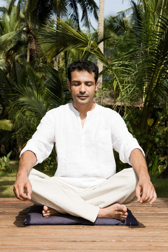 一个人,坐,闭眼,盘腿,竖图,室外,白天,正面,民族服装,旅游,度假,美景,树林,植物,棕榈树,叶子,印度,亚洲,仅一个男性,仅一个人,仅一个中年男性,阴影,服装,光线,影子,景观,绿叶,娱乐,树,树木,衣服,绿色,阳光,自然,享受,休闲,嫩叶,景色,放松,服饰,生长,成长,衣着,穿着,自然风光,南亚,棕榈叶,印度共和国,衣饰,果阿,果阿邦,男人,男性,中年男性,亚洲人,印度人,叶,叶片,闭眼睛,闭着眼,闭着眼睛,盘腿而坐,盘膝,盘着腿的,盘着腿坐,双腿交叉,坐着,彩图,全身,传统服装,民俗服