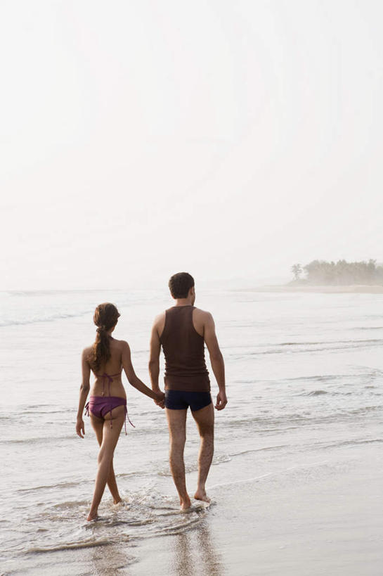 两个人,走,握手,竖图,室外,白天,泳装,比基尼,爱情,旅游,度假,海浪,海洋,美景,沙滩,印度,亚洲,沙子,海岸,景观,浪花,水平线,辽阔,海平线,沙地,浪漫,娱乐,背面,自然,海水,享受,休闲,广阔,温暖,温馨,景色,恩爱,放松,恋人,一望无际,和睦,自然风光,南亚,海景,印度共和国,无边无际,一马平川,果阿,果阿邦,男人,男性,年轻男性,年轻女性,女人,女性,亚洲人,印度人,情侣,大海,风浪,海,海水的波动,海滩,近岸浪,涌浪,步行,搀手,拉手,散步,手搀手,手拉手,手牵手,手握手,走路,彩图,全身,三点式,泳衣,伴侣,融洽,水天相接,水天一线