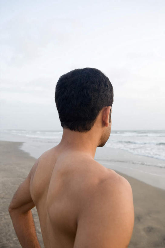 一个人,站,竖图,室外,白天,旅游,度假,海浪,海洋,美景,沙滩,印度,亚洲,仅一个男性,仅一个人,阴影,光线,沙子,影子,海岸,景观,浪花,水平线,辽阔,海平线,沙地,娱乐,裸露,仅一个年轻男性,背面,蓝色,蓝天,天空,阳光,自然,海水,天,站着,享受,休闲,广阔,景色,放松,晴朗,一望无际,自然风光,南亚,裸,海景,万里无云,印度共和国,无边无际,一马平川,果阿,果阿邦,男人,男性,年轻男性,亚洲人,印度人,大海,风浪,海,海水的波动,海滩,近岸浪,涌浪,晴空,晴空万里,站立,半身,彩图,水天相接,水天一线