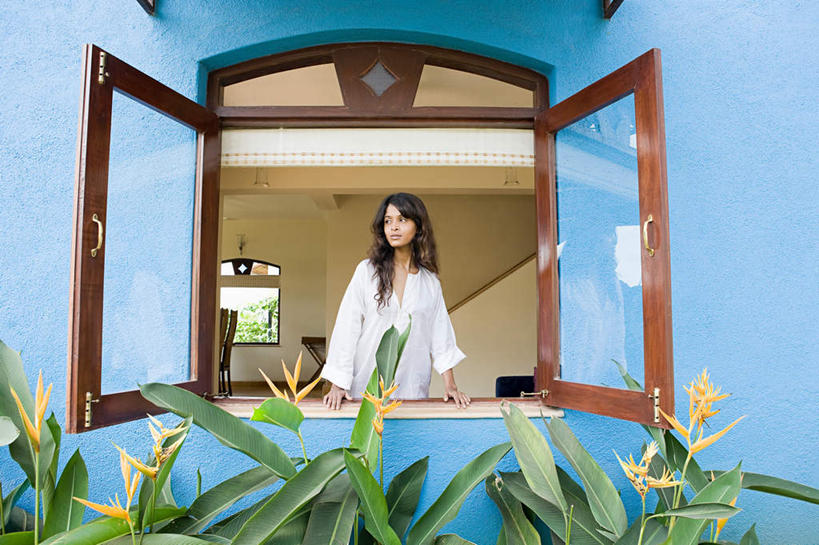 一个人,家,站,横图,室内,白天,正面,旅游,度假,美景,窗户,叶子,印度,亚洲,仅一个年轻女性,仅一个女性,仅一个人,睡衣,盛开,房屋,墙,屋子,景观,绿叶,花蕾,注视,娱乐,楼房,玻璃窗,墙壁,墙面,住宅,花,花瓣,花朵,鲜花,自然,花苞,花蕊,观察,看,站着,享受,休闲,嫩叶,景色,放松,观看,察看,关注,自然风光,南亚,印度共和国,寝衣,果阿,果阿邦,年轻女性,女人,女性,亚洲人,印度人,叶,叶片,站立,半身,彩图,房子