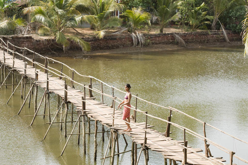 一个人,栏杆,站,横图,俯视,室外,白天,泳装,比基尼,旅游,度假,河流,美景,树林,水,植物,棕榈树,叶子,印度,亚洲,仅一个年轻女性,仅一个女性,仅一个人,木板,河水,景观,水流,围栏,桥,绿叶,木桥,注视,娱乐,护栏,栈桥,树,树木,绿色,自然,观察,看,站着,享受,休闲,嫩叶,景色,放松,生长,成长,观看,人行桥,木板桥,察看,关注,自然风光,南亚,棕榈叶,印度共和国,果阿,果阿邦,年轻女性,女人,女性,亚洲人,印度人,叶,叶片,站立,彩图,高角度拍摄,全身,三点式,泳衣