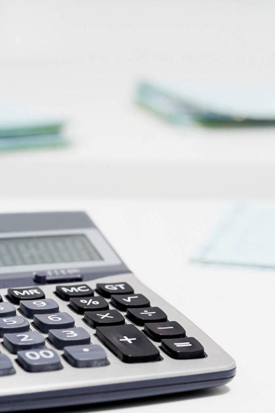 无人,竖图,室内,特写,白天,正面,计算器,桌面,桌子,静物,朦胧,模糊,计算,科学,木制,材料,档案,文件,纸,办公用品,木制品,手稿,资料,理财,财务,证明,数学,文档,文件架,资料架,文件框,文件座,资料档,资料座,彩图