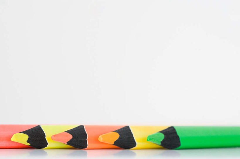 无人,横图,彩色,室内,特写,白天,白色背景,正面,静物,一排,阴影,整齐,反射,笔,影子,办公用品,文具,排列,铅笔,学习用品,摄影,影棚,五颜六色,文具用品,荧光笔,色彩斑斓,五支,队列,五彩缤纷,五彩斑斓,五光十色,彩图,影棚拍摄,拍摄