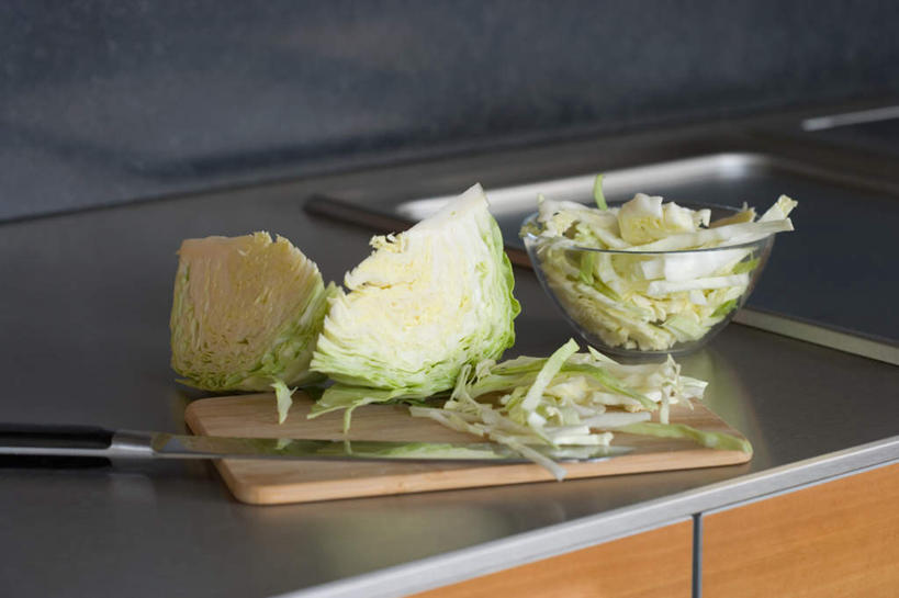 无人,横图,俯视,室内,白天,餐桌,厨房,桌子,蔬菜,椰菜,卷心菜,金属制品,欧洲,芬兰,一把,切开,新鲜,金属,木制,工具,食品,案板,刀具,砧板,食物,一个,木制品,容器,碗,刀,切,甘蓝,有机食品,绿色食品,抱子甘蓝,芽甘蓝,单个,餐台,储藏,储存,北欧,菜刀,剖面,切面,切菜刀,球芽甘蓝,子持甘蓝,芬兰共和国,波里,结球甘蓝,甘兰,包心菜,彩图,高角度拍摄,灶间,贮存