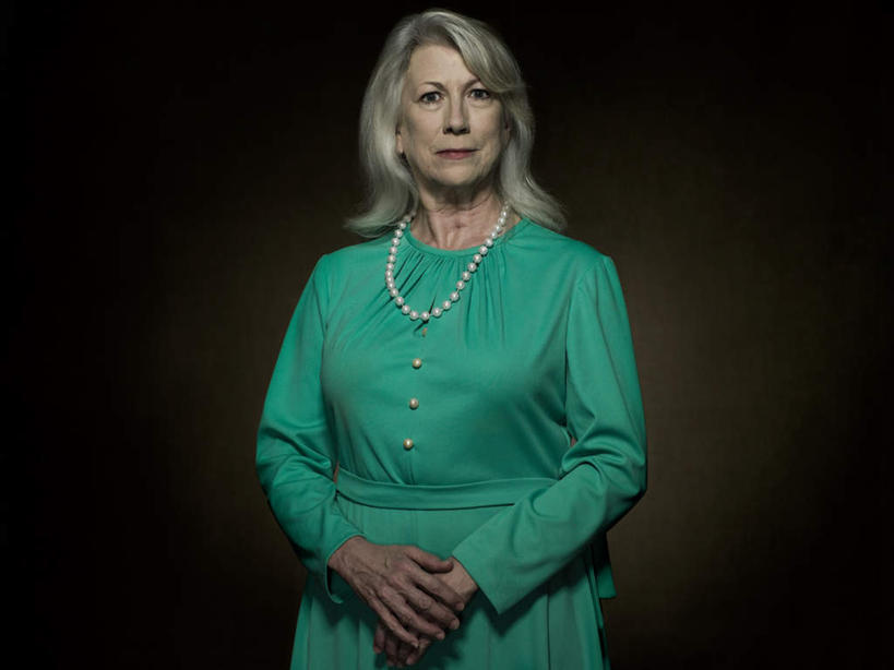 西方人,一个人,站,横图,室内,白天,正面,项链,欧洲,欧洲人,仅一个女性,仅一个人,一条,灰色背景,服装,注视,休闲装,装饰品,衣服,绿色,饰品,首饰,观察,看,站着,休闲,休闲服,摄影,服饰,仅一个老年女性,影棚,观看,察看,正经,庄重,关注,端庄,严厉,肃静,老年女性,女人,女性,白种人,站立,半身,彩图,影棚拍摄,拍摄,矜重