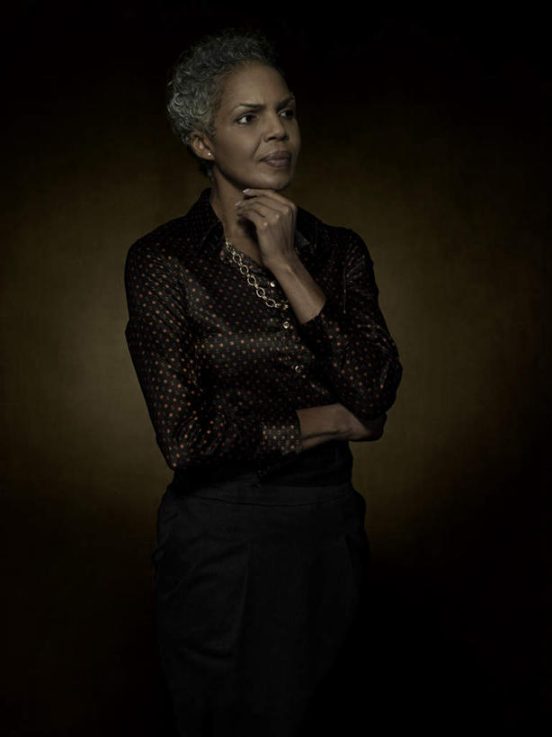 西方人,一个人,站,竖图,室内,白天,正面,项链,欧洲,欧洲人,仅一个女性,仅一个人,一条,黑色背景,服装,注视,装饰品,衣服,饰品,首饰,观察,看,站着,摄影,服饰,仅一个老年女性,影棚,观看,察看,正经,衣着,庄重,穿着,关注,端庄,严厉,衣饰,肃静,老年女性,女人,女性,白种人,站立,半身,彩图,影棚拍摄,拍摄,矜重