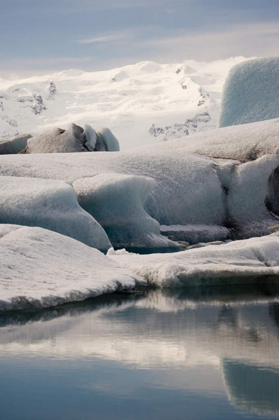 无人,竖图,室外,白天,正面,旅游,度假,冰山,湖,湖泊,美景,山,水,欧洲,冰岛,阴影,光线,影子,冰,湖面,景观,山峰,水流,水面,云,云朵,山峦,云彩,娱乐,冰川,蓝色,白云,蓝天,天空,阳光,自然,湖水,天,享受,休闲,景色,放松,寒冷,晴朗,冰冷,自然风光,北欧,冰河,冰岛共和国,杰古沙龙湖,严寒,冰凉,酷寒,凛冽,凛凛,极冷,瓦特纳冰原,晴空,彩图