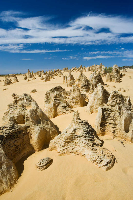 无人,公园,竖图,室外,白天,正面,旅游,度假,石头,美景,沙漠,山,山脉,澳大利亚,阴影,光线,石子,影子,地平线,景观,山顶,山峰,云,云朵,辽阔,地面,山峦,云彩,娱乐,蓝色,白云,蓝天,天空,阳光,自然,群山,天,享受,休闲,广阔,景色,放松,晴朗,一望无际,国家公园,自然风光,延伸,大洋洲,澳洲,沉积岩,南方大陆,天地相交,澳大利亚联邦,西澳大利亚,西澳大利亚州,无边无际,一马平川,颠峰,极峰,水成岩,南邦国家公园,大漠,砂漠,石块,岩石,晴空,彩图