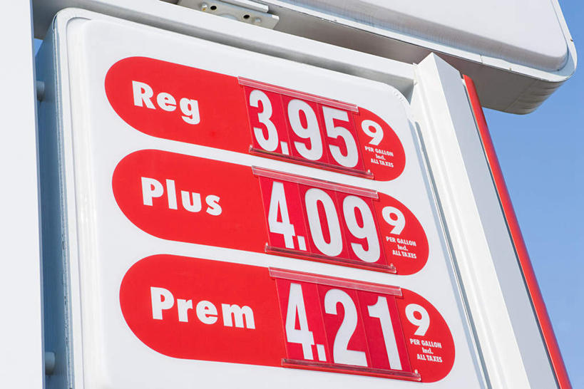 无人,横图,室外,特写,白天,仰视,指示牌,静物,阴影,光线,英文,标志,数字,文字,影子,字符,字母,标识,红色,蓝色,白色,蓝天,天空,阳光,天,阿拉伯数字,晴朗,英文字母,万里无云,晴空,晴空万里,彩图,低角度拍摄