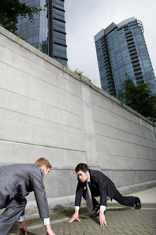 两个人,伙伴,朋友,商务人士,商务男性,高楼大厦,蹲,竖图,室外,白天,正面,衬衫,锻炼,快乐,友谊,比赛,运动,办公楼,合作,团队,竞争,植物,大厦,建筑,摩天大楼,写字楼,准备,阴影,套装,光线,影子,墙,领带,注视,娱乐,墙壁,墙面,树,树木,蓝色,绿色,蓝天,天空,阳光,自然,楼宇,天,观察,看,休闲,商务楼,战略,生长,晴朗,成长,观看,察看,体育运动,象征,庄重,关注,预备,商务装,身份,工薪阶层,万里无云,联合,合谋,正式,地位,筹办,筹备,配合,体育,协作,男人,男性,年轻男性,白领,上班族,晴空,晴空万里,蹲着,半身,彩图,衬衣,健身,大楼,高层建筑,高楼,摩天楼
