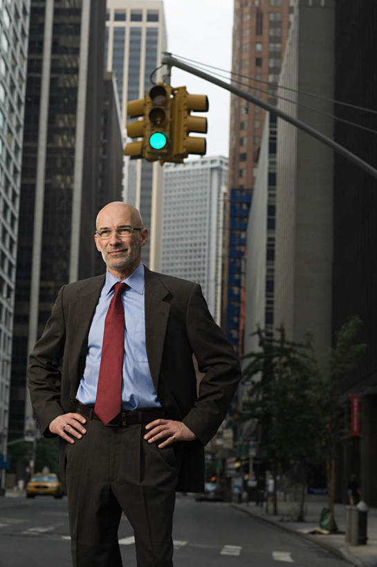 西方人,一个人,商务人士,商务男性,高楼大厦,站,竖图,室外,白天,正面,衬衫,度假,安全,办公楼,美景,植物,城市风光,城市,大厦,道路,建筑,路,摩天大楼,人行横道,写字楼,公路,欧洲,纽约,美国,欧洲人,仅一个男性,仅一个人,仅一个中年男性,套装,景观,红绿灯,人行道,曼哈顿,领带,信号灯,交通,注视,娱乐,手叉腰,树,树木,绿色,自然,楼宇,叉腰,观察,看,站着,享受,休闲,商务楼,景色,放松,警示,绿灯,生长,成长,观看,察看,北美,北美洲,双手叉腰,象征,庄重,关注,提示,人行横道线,美洲,商务装,身份,流通,工薪阶层,交通信号灯,纽约州,帝国之州,帝国州,行人信号灯,北亚美利加洲,亚美利加洲,正式,地位,男人,男性,中年男性,白种人,白领,上班族,斑马线,马路,站立,半身,彩图,衬衣,大楼,高层建筑,高楼,摩天楼,曼哈顿岛