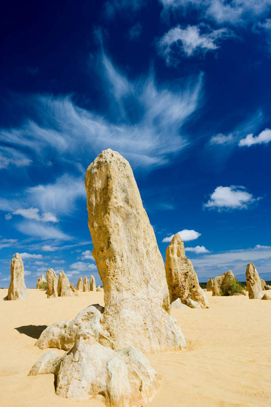 无人,公园,竖图,室外,白天,正面,旅游,度假,石头,美景,沙漠,山,山脉,澳大利亚,阴影,光线,石子,影子,景观,山顶,山峰,云,云朵,山峦,云彩,娱乐,蓝色,白云,蓝天,天空,阳光,自然,群山,天,享受,休闲,景色,放松,晴朗,国家公园,自然风光,大洋洲,澳洲,沉积岩,南方大陆,澳大利亚联邦,西澳大利亚,西澳大利亚州,颠峰,极峰,水成岩,南邦国家公园,大漠,砂漠,石块,岩石,晴空,彩图