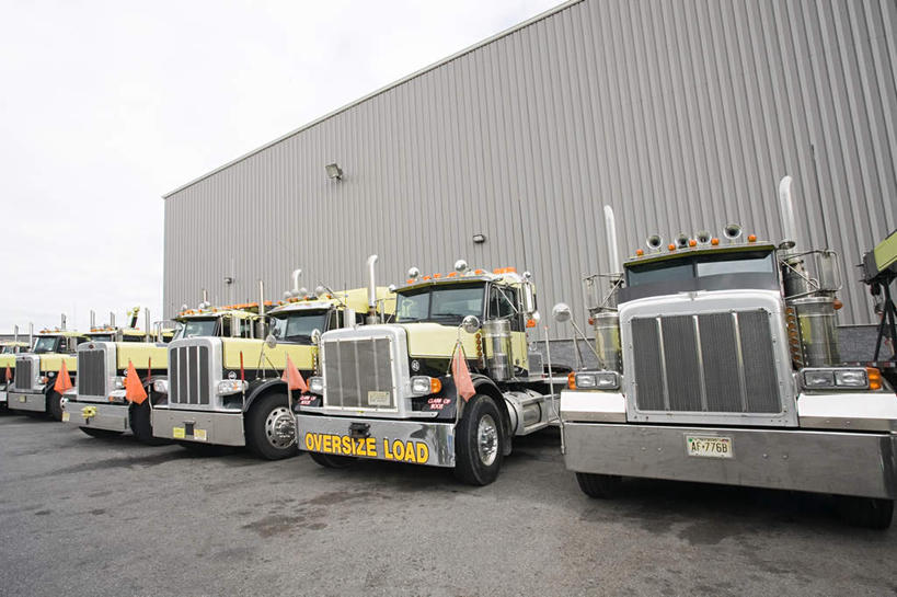 无人,工厂,停车场,横图,室外,白天,仰视,卡车,一排,许多,整齐,墙,集装箱,很多,墙壁,墙面,排列,集装箱车,货车,队列,货运车,载重汽车,彩图,低角度拍摄,泊车场,工地,制造厂