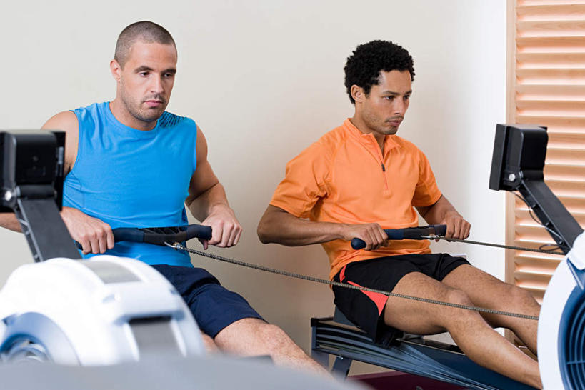 西方人,两个人,伙伴,朋友,健身房,坐,拉,横图,室内,白天,正面,运动服,锻炼,友谊,运动,合作,团队,欧洲,欧洲人,两辆,服装,注视,娱乐,运动器械,衣服,观察,看,享受,休闲,健身器械,放松,战略,服饰,观看,察看,衣着,穿着,关注,健身器材,室内运动,联合,合谋,衣饰,划船器,划船机,配合,协作,男人,男性,中年男性,白种人,坐着,半身,彩图,健身,健身馆,运动器材,运动装