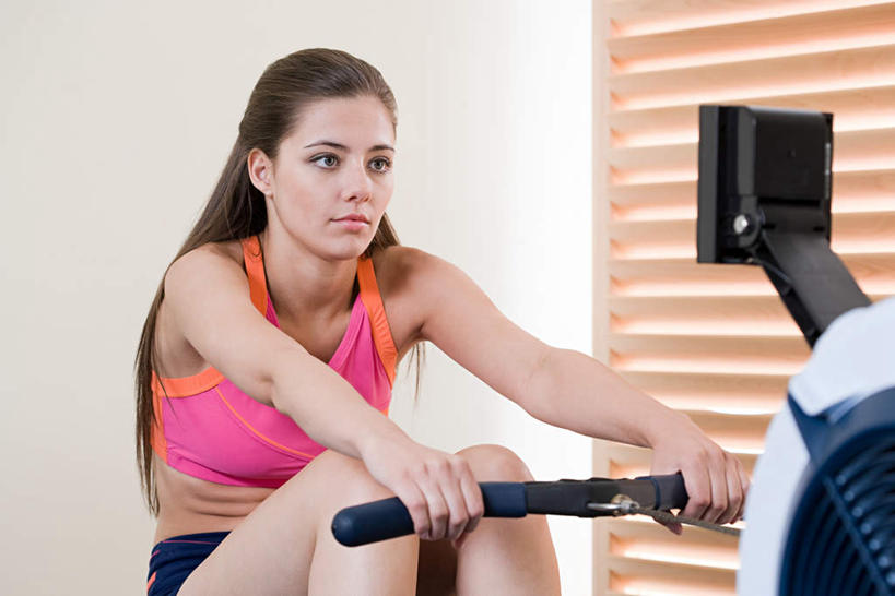 西方人,一个人,健身房,坐,拉,横图,室内,白天,正面,运动服,锻炼,运动,欧洲,欧洲人,仅一个年轻女性,仅一个女性,仅一个人,服装,注视,娱乐,运动器械,衣服,观察,看,享受,休闲,健身器械,放松,服饰,观看,察看,衣着,穿着,关注,健身器材,室内运动,衣饰,划船器,划船机,年轻女性,女人,女性,白种人,坐着,半身,彩图,健身,健身馆,运动器材,运动装