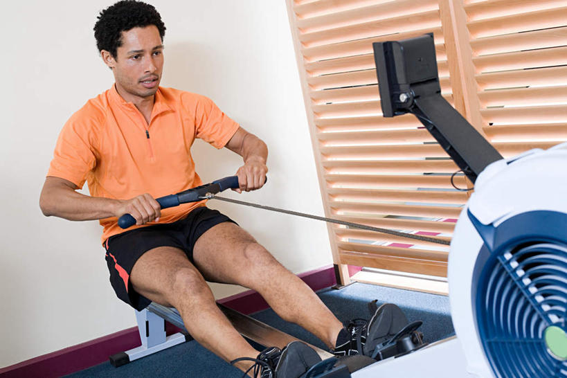 西方人,一个人,健身房,坐,拉,横图,室内,白天,正面,运动服,锻炼,运动,欧洲,欧洲人,仅一个男性,仅一个人,仅一个中年男性,一辆,用力,服装,注视,娱乐,运动器械,衣服,观察,看,享受,休闲,健身器械,放松,服饰,观看,察看,衣着,穿着,关注,使劲,健身器材,室内运动,衣饰,划船器,划船机,男人,男性,中年男性,白种人,坐着,彩图,全身,健身,健身馆,运动器材,运动装