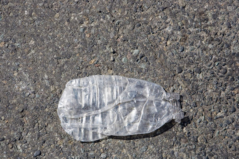 无人,横图,俯视,室外,特写,白天,道路,路,公路,静物,阴影,反射,影子,垃圾,交通,灰色,瓶子,塑料制品,塑料瓶,碾碎,马路,彩图,高角度拍摄