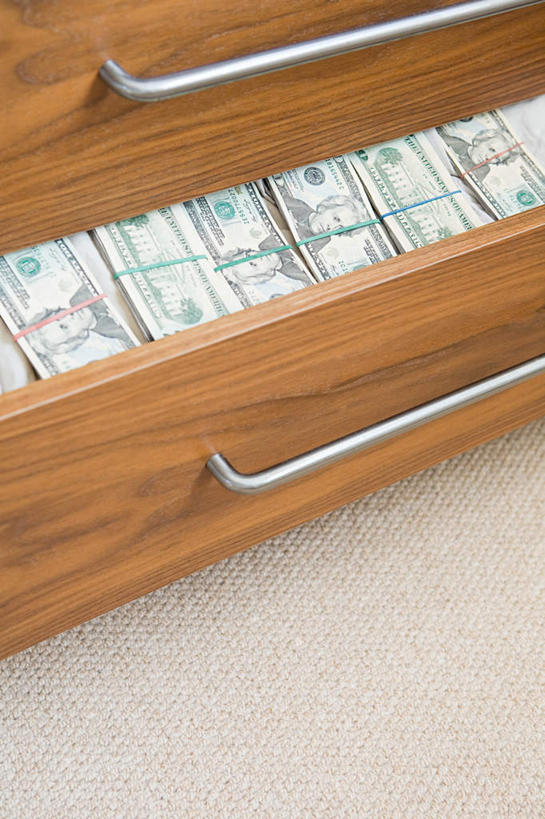 无人,竖图,俯视,室内,特写,白天,钱,柜子,静物,许多,阴影,反射,钱币,影子,地面,储物柜,排列,灰色,钞票,金融,纸币,经济,英镑,储存,流通,纸钞,贸易,摆列,储备,蕴藏,贮备,货币,现金,彩图,高角度拍摄,私房钱,布列,分列,贮存