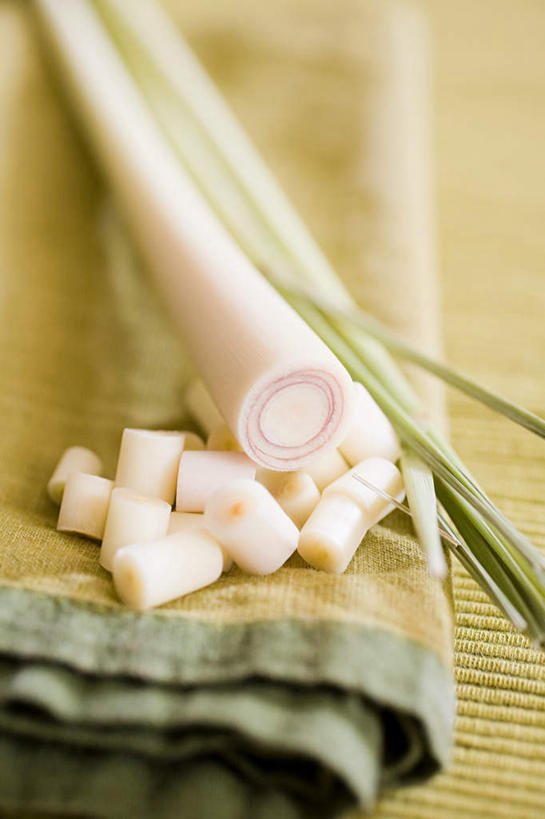 无人,竖图,俯视,室内,特写,白天,桌面,桌子,切开,阴影,朦胧,模糊,反射,木制,影子,调味,香料,佐料,香茅,柠檬草,餐巾,木制品,切,剖面,切面,作料,彩图,高角度拍摄