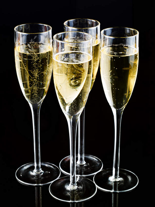 葡萄酒,无人,竖图,室内,特写,白天,正面,奢侈,快乐,静物,杯子,阴影,黑色背景,反射,高脚杯,影子,四杯,浪漫,玻璃制品,酒,饮料,酒杯,香槟,四个,诱惑,摄影,影棚,香槟杯,气泡酒,起泡酒,汽酒,玻璃杯,彩图,影棚拍摄,高兴,欢笑,拍摄