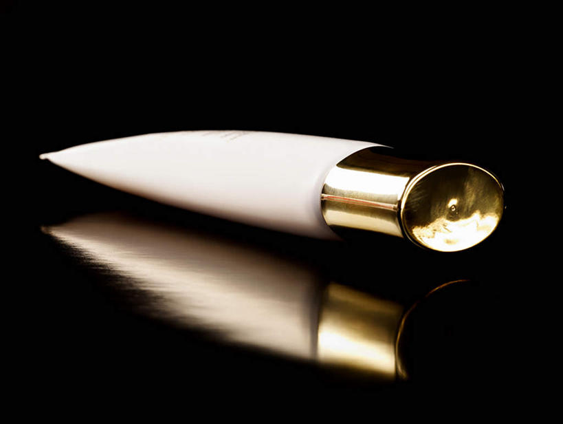 无人,横图,室内,特写,白天,正面,化妆,美容,静物,护肤,阴影,黑色背景,美白,反射,影子,一个,化妆品,瓶子,塑料制品,清洁,保养,享受,休闲,粉底液,塑料瓶,放松,去角质,保健,摄影,影棚,单个,保湿,滋润,护肤品,化妆用品,去死皮,护肤用品,舒缓,养颜,去污,控油,紧肤,嫩肤,祛痘,去痘,祛角质,抗衰,再生,增白,补水,祛斑,抗皱,防皱,除皱,去皱,彩图,影棚拍摄,拍摄