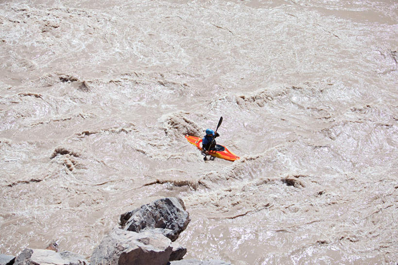 划船,皮划艇,西方人,一个人,坐,横图,俯视,室外,白天,旅游,度假,河流,石头,美景,水,船,阿根廷,欧洲,欧洲人,仅一个男性,仅一个人,服装,船桨,石子,河水,景观,水流,注视,休闲装,娱乐,仅一个年轻男性,衣服,自然,交通工具,观察,看,享受,休闲,休闲服,景色,南美,放松,服饰,观看,察看,南美洲,拉丁美洲,关注,自然风光,载具,美洲,沉积岩,亚美利加洲,南亚美利加洲,阿根廷共和国,荡舟,门多萨,水成岩,门多萨省,男人,男性,年轻男性,白种人,石块,岩石,坐着,彩图,高角度拍摄,全身