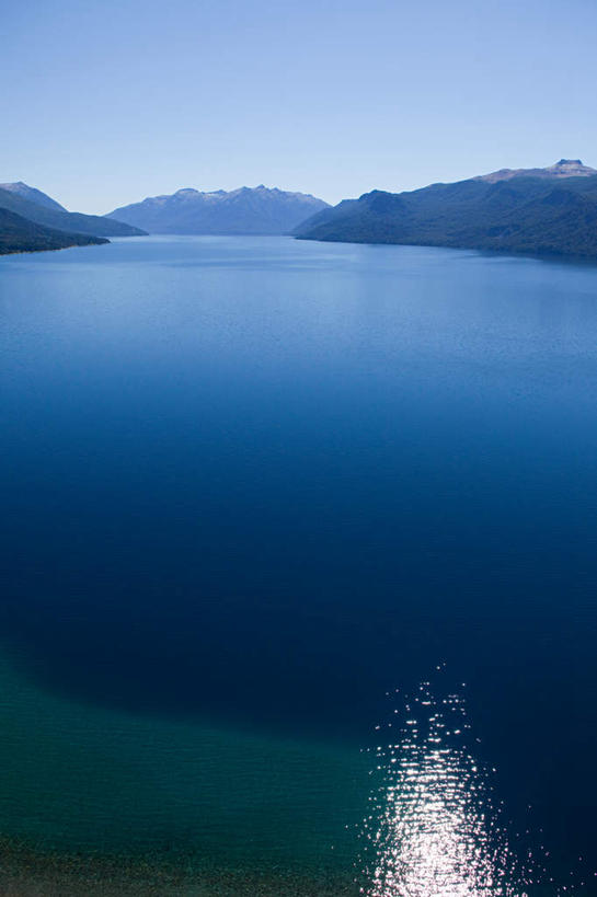 无人,竖图,室外,白天,正面,旅游,度假,湖,湖泊,美景,山,山脉,水,阿根廷,阴影,波纹,光线,影子,湖面,景观,山峰,水流,水面,涟漪,山峦,娱乐,蓝色,倒影,蓝天,水纹,天空,阳光,自然,波浪,湖水,群山,天,享受,休闲,景色,南美,放松,晴朗,南美洲,倒映,拉丁美洲,自然风光,美洲,万里无云,水晕,亚美利加洲,南亚美利加洲,阿根廷共和国,里奥内格罗省,反照,巴里洛切,晴空,晴空万里,彩图